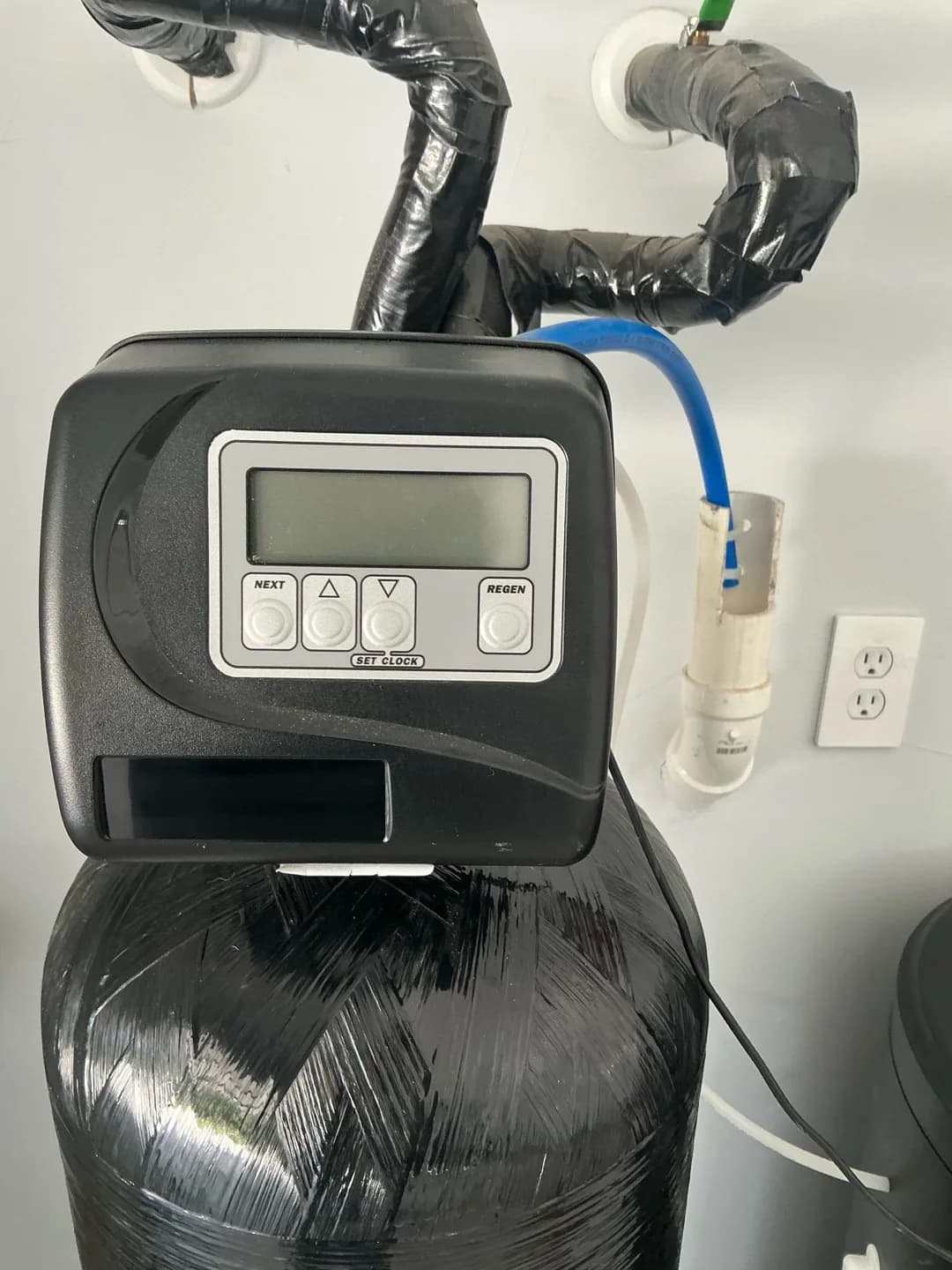 Residential water softener tank and electronic control valve